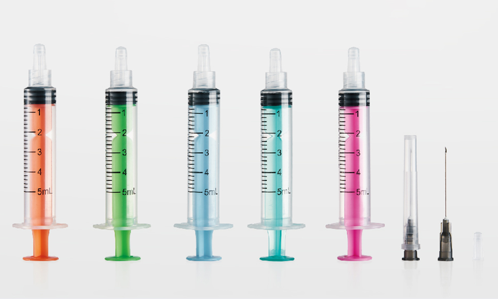 Single use feeding syringe